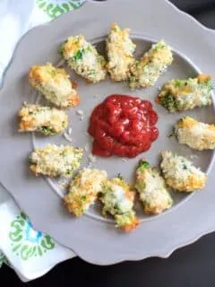 Broccoli Cheddar Bites - perfect snack or finger food for a delicious serving of veggies. Both kids and adults will love them!