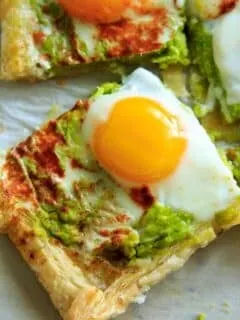 Egg Puff Pastry with Avocado - a quick and easy tart to make for breakfast or an appetizer.