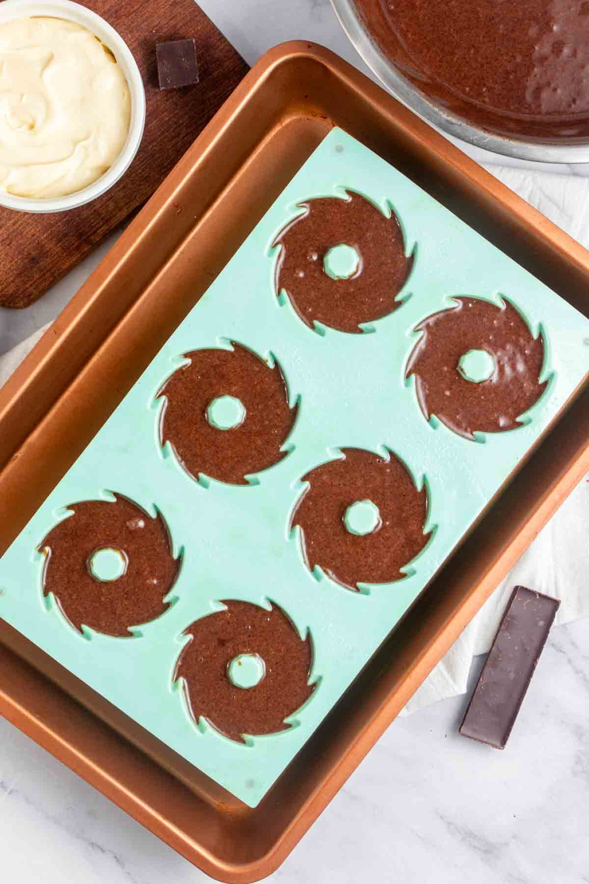 a 6-piece Bundt pan filled with chocolate cake batter.